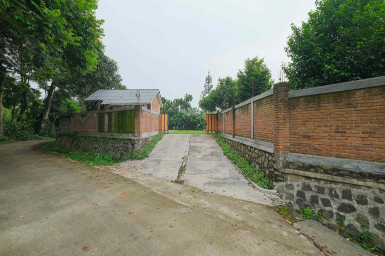 Exterior & Views 27