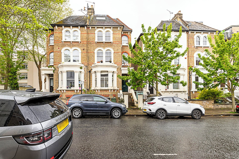 Others 4, Cosy and Modern Battersea Home, London