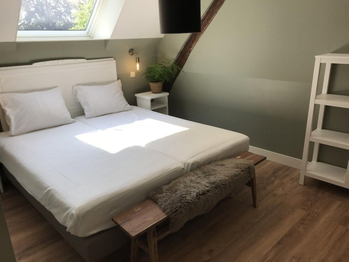 Room 5, Sprawling Farmhouse in Baarlo With Hot Tub, Private Garden, Maasbree
