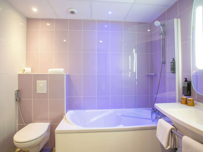 Bathroom 14