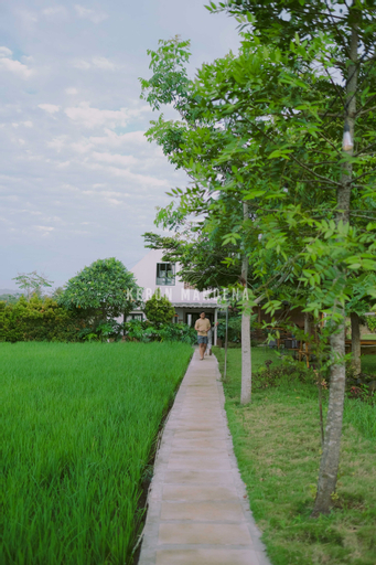 Exterior & Views 13
