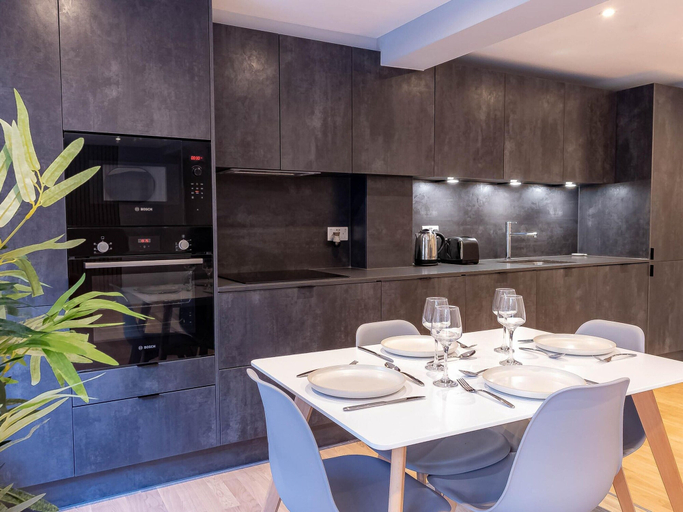 Private kitchen, Victoria Park Vista Two-bedroom by Sojo Stay, London