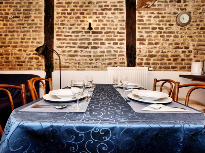 Food & Drinks, Nice Apartments in a Monumental Square Farm, Liège