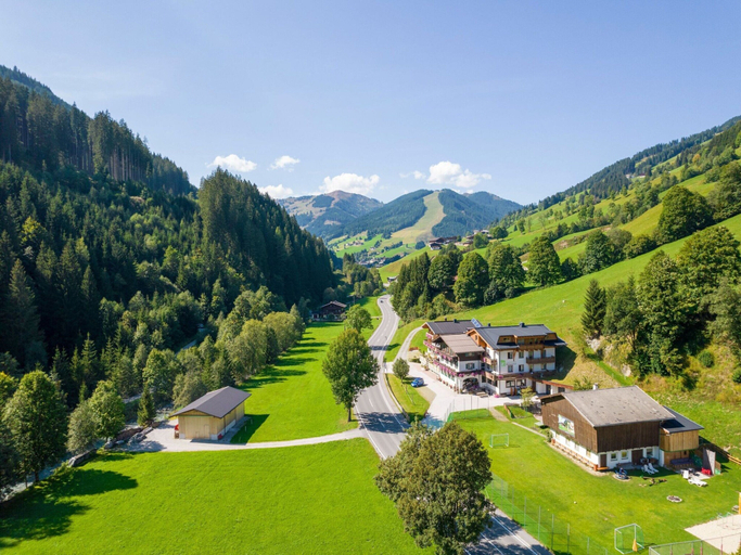 Others 4, Chalet in Saalbach near Ski Lift, Zell am See