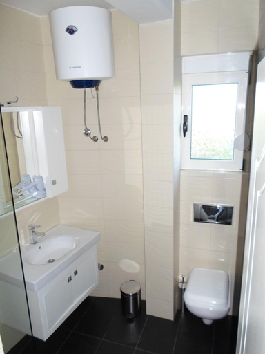Bathroom 2, Apartments FourRoses