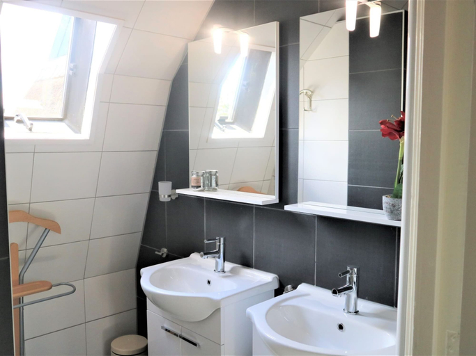 Bathroom 3, Apartment in Giethoorn by Scenic Canals, Steenwijkerland