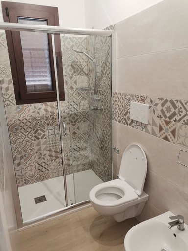 Bathroom 4, Paluna, Lecce
