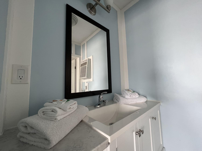 Bathroom 2, Elect Inn 5, Stormont, Dundas and Glengarry