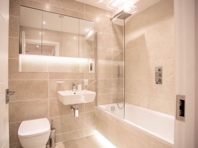 Bathroom 3, Windsor Castle Two-bedroom Apartment by Belvilla, Slough