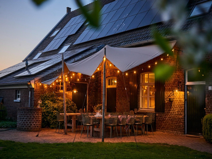 Dining 2, Sprawling Farmhouse in Baarlo With Hot Tub, Private Garden, Maasbree