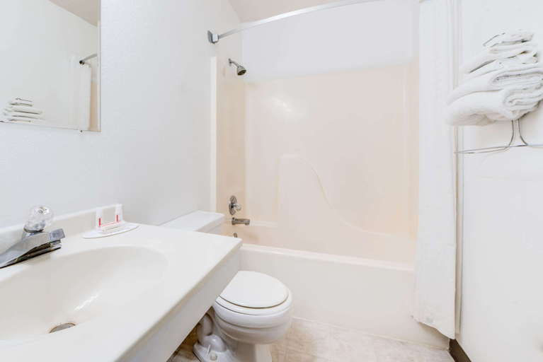 Bathroom 5, Super 8 by Wyndham Burlington, Des Moines