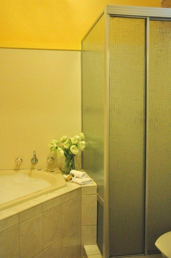 Bathroom 2, High Country Motor Inn Bright, Alpine - East