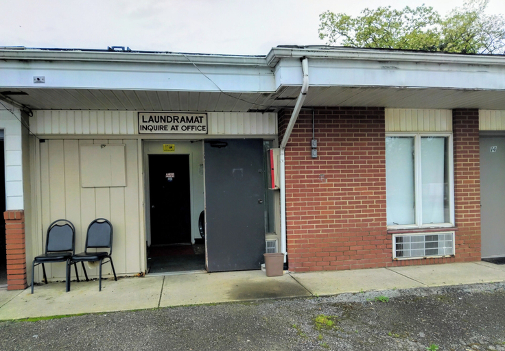 Exterior & Views 2, Davis Motel, Mahoning