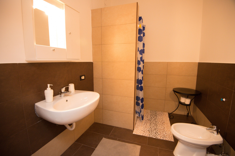 Bathroom 4, Baciami Ancora, Bari