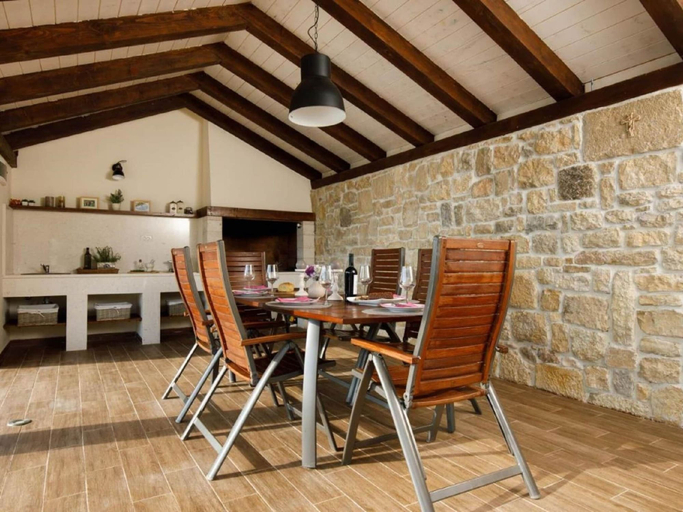 Others 3, Charming Villa With Private Pool, Drniš