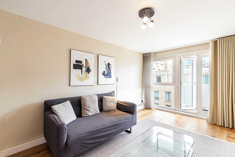 Others 5, Modern Apartment With Balcony, London