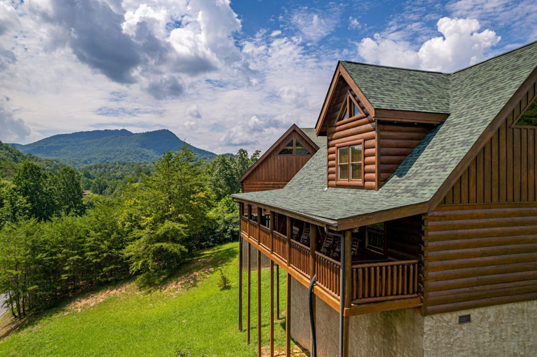 Exterior & Views 1, Luxurious Family Mountain Cabin, Sevier