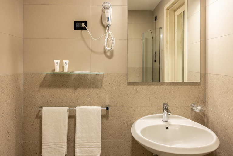 Bathroom 2, Hotel del Faro, Foggia
