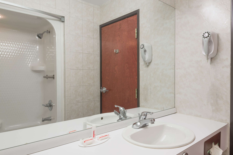 Bathroom 3, Super 8 by Wyndham Grayson, Carter