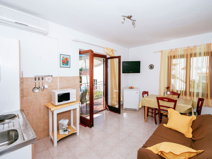 Others 5, Spacious First Floor Accomodation With 2 Apartments, Near the Beach, Pakoštane