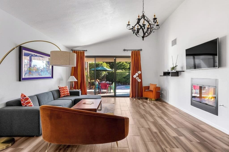Room 1, Sunset House, Riverside