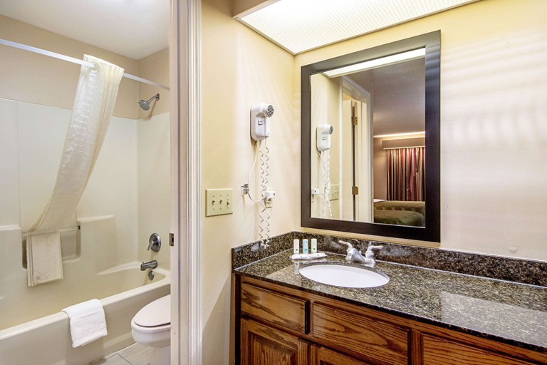 Bathroom 4, Quality Inn Thomaston, Upson
