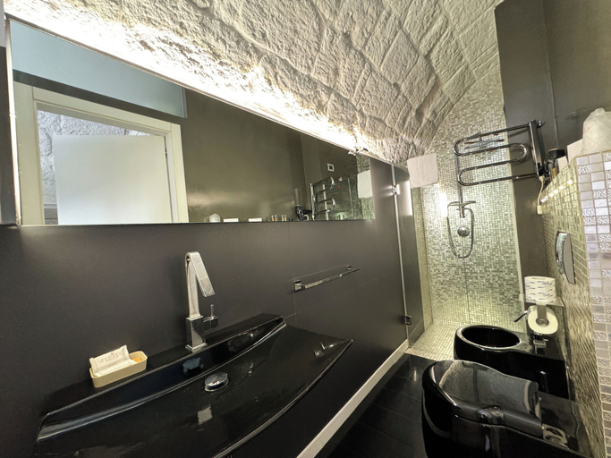 Bathroom 5, Vingt-Sept, Bari