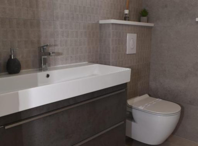 Bathroom, Villa Ivka, Ploče