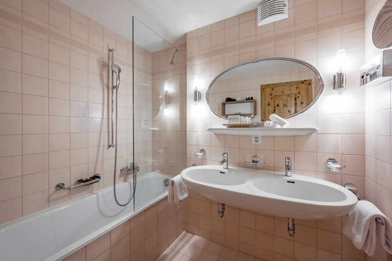 Bathroom 5, Chalet Silvretta Hotel & Spa, Inn