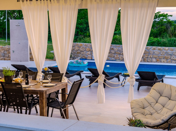 Food & Drinks, Villa Sunset Grusi, Poličnik