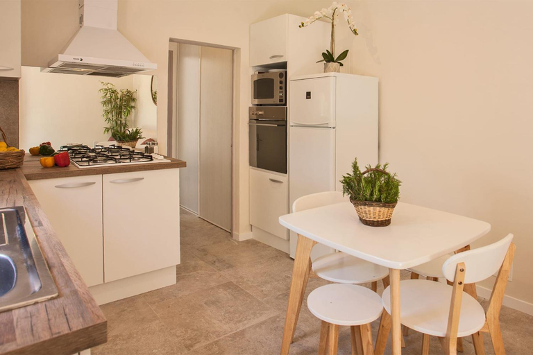 Others 5, maison kiwi avec piscine chauffee terrasse jardin et bbq a Calvi, Haute-Corse
