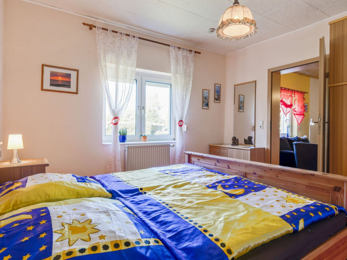 Bedroom 2, Charmante Ferienwohnung fur 2 Personen mit Garten, Rostock