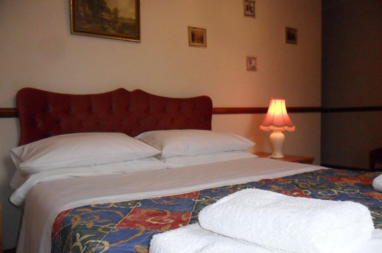 Bedroom 3, Thorpe Lodge Hotel, Peterborough