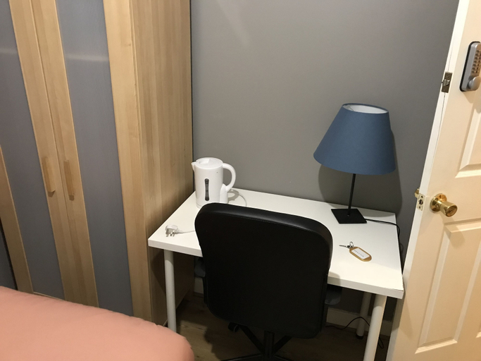 Others 3, Rooms at 5 Hammersmith Road - Hostel, London