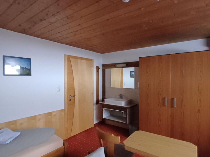 Bedroom 2, Apartment in Ski Paradise Near Trails, Imst