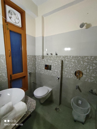 Bathroom 3, Hotel Cozy Haven, Mandi