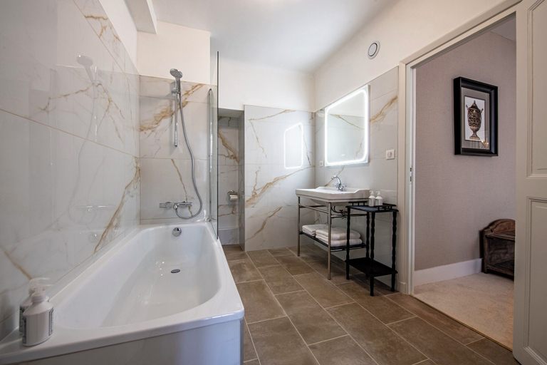 Bathroom 3, Hôtel de la Poste à Avallon, Bourgogne, Yonne