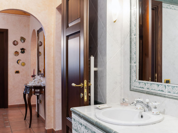 Bathroom 4, Villa in Tagliacozzo With Pool and Nature, L'Aquila