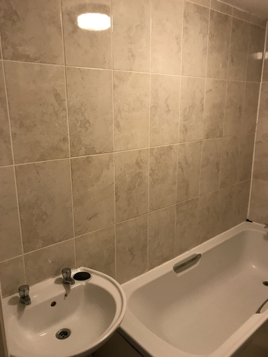 Bathroom, Rooms at 5 Hammersmith Road - Hostel, London