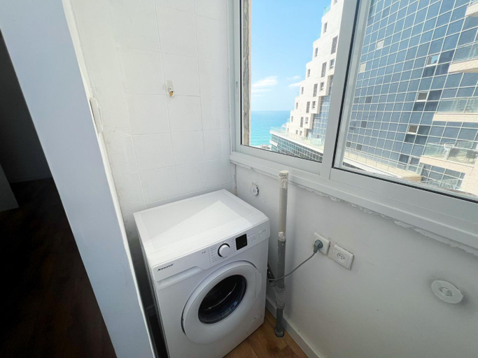 Bathroom 3, The Symphony of the Breeze