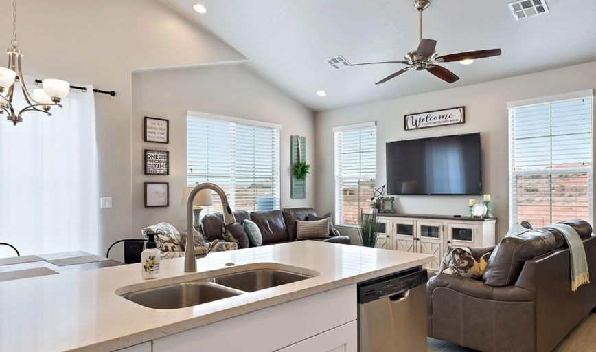 Living area, Spacious Villa 5 minutes to Lake State park by Redawning, Washington