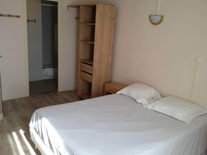 Bedroom 4, Hotel le Bristol, Nord
