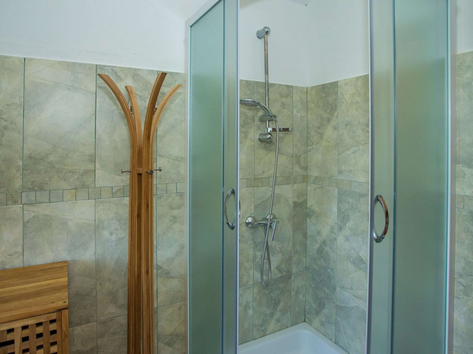 Bathroom 4, Adorable Holiday Home With Private Swimming Pool & Terrace, Višnjan