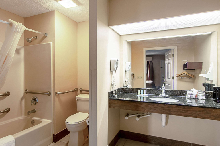 Bathroom 4, Quality Inn Thomaston, Upson