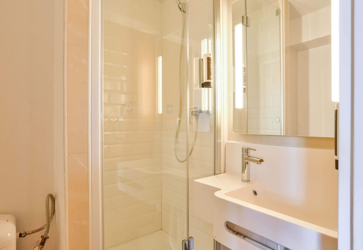 Bathroom 4, B&B HOTEL Paris Malakoff Parc des Expositions, Hauts-de-Seine
