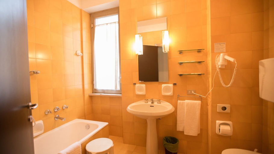 Bathroom 2, Residence Hotel Castelvecchio, Verona