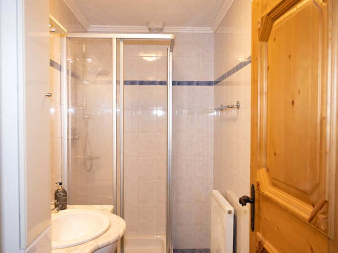 Bathroom 3, Cozy Apartment in Mühlbach with Garden near Ski Slopes, Zell am See