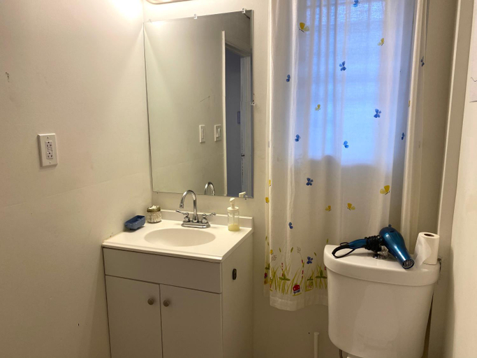 Bathroom 2, AF Stays - Philadelphia Convention Center, Philadelphia
