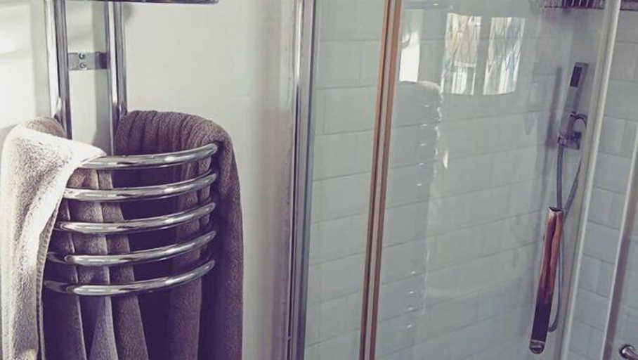 Bathroom 4, John Wayne Lodge, East Sussex
