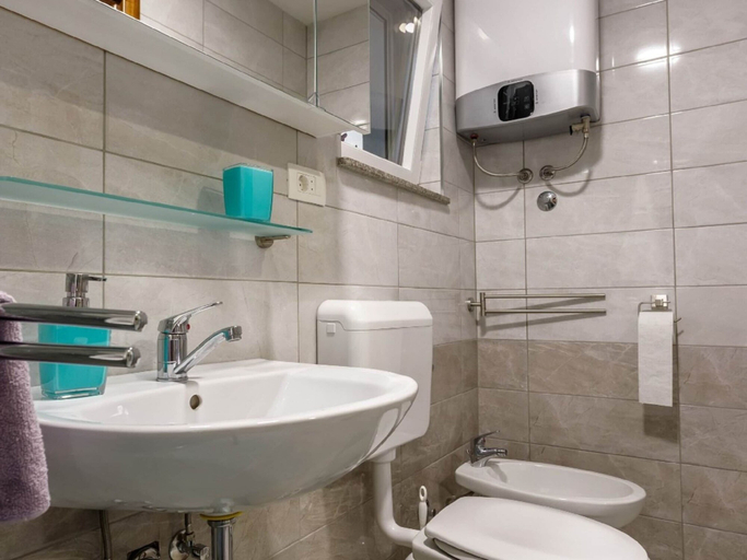 Bathroom 4, Torine - Capacious Holiday Home in Neorić with Heated Swimming Pool, Muć